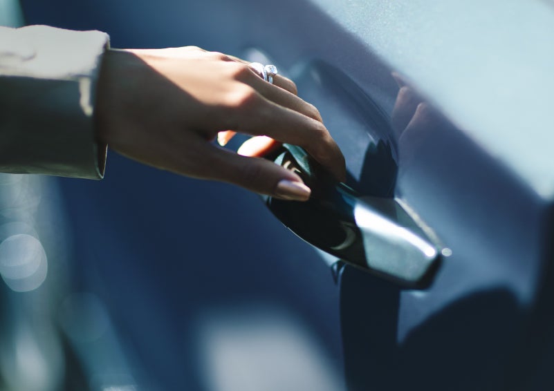 A hand gracefully grips the Light Touch Handle of a 2024 Lincoln Aviator® SUV to demonstrate its ease of use | George Ballentine Lincoln in Greenwood SC