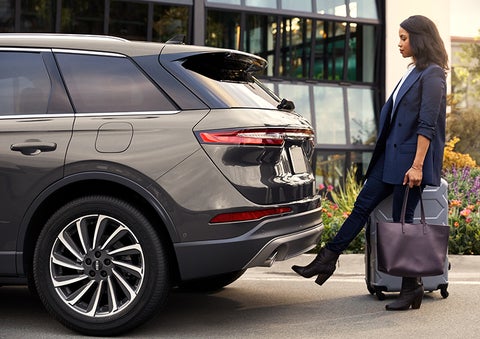 A woman with her hands full uses her foot to activate the available hands-free liftgate. | George Ballentine Lincoln in Greenwood SC