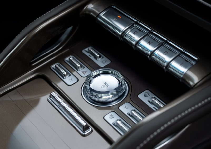 A crystal-inspired volume knob is shown in the center floor console of a 2024 Lincoln Nautilus® SUV. | George Ballentine Lincoln in Greenwood SC